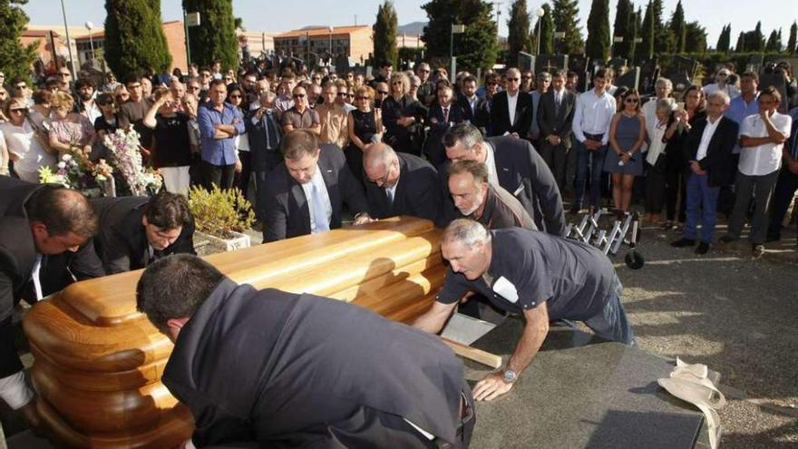 El féretro de Gustavo Bueno, ayer, a su llegada al cementerio de Santo Domingo de la Calzada.