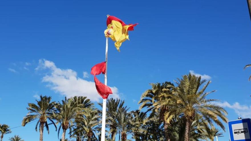 La bandera de España del Paseo de la Estación de Elche se parte en dos a causa de las rachas de viento