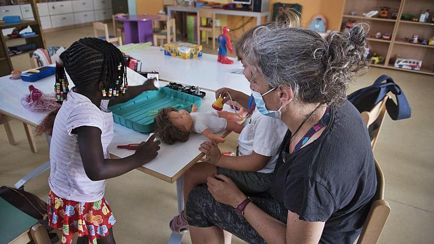 L&#039;educadora Raquel Álvarez jugant amb els infants del centre obert