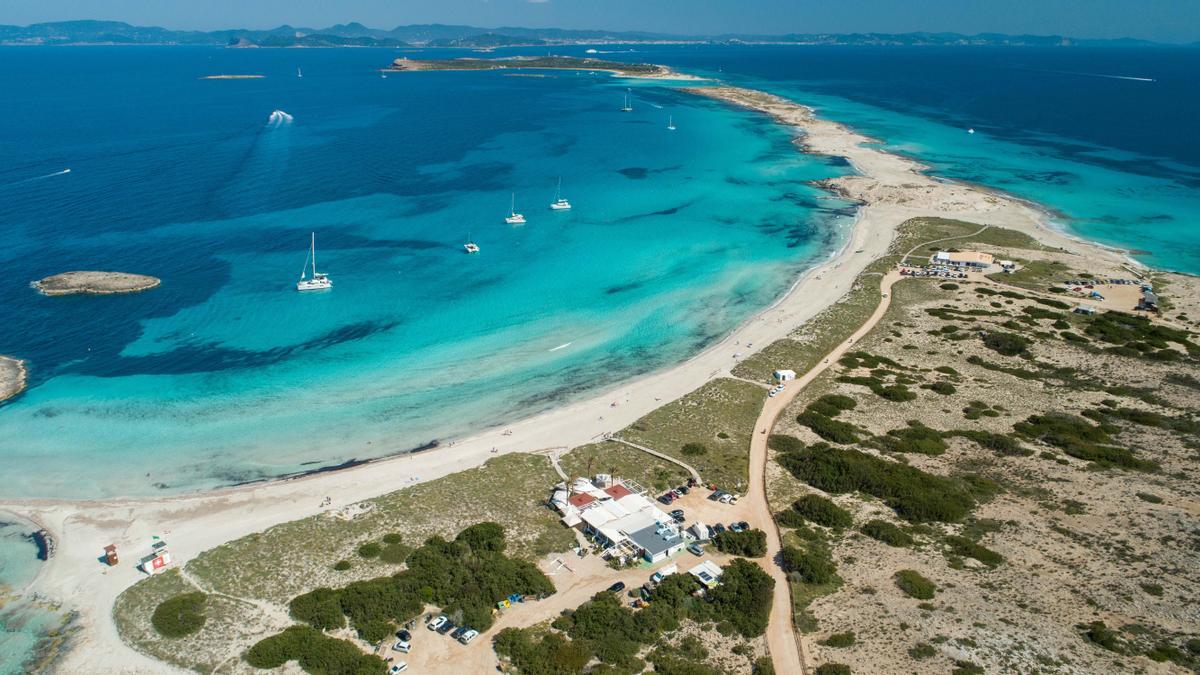 Pescados, mariscos y arroces en una de las mejores playas del mundo, en Formentera.