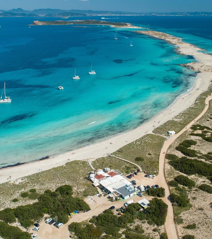 Dónde comer los mejores pescados y mariscos frescos en la playa más valorada de Formentera
