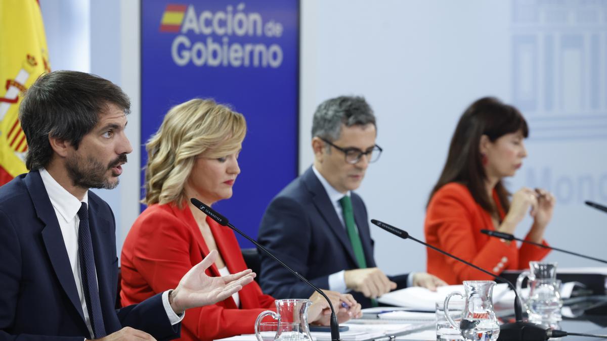 El ministro de Cultura, Ernest Urasun; la ministra de Educación, , Pilar Alegría; el ministro de la Presidencia, Félix Bolaños; y la ministra de Inclusión, Elma Saiz, durante la rueda de prensa posterior al Consejo de Ministros.