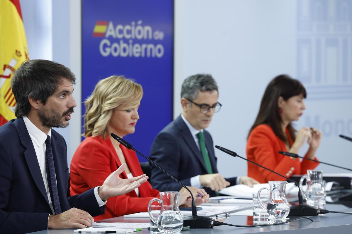 El ministro de Cultura, Ernest Urasun; la ministra de Educación, , Pilar Alegría; el ministro de la Presidencia, Félix Bolaños; y la ministra de Inclusión, Elma Saiz, durante la rueda de prensa posterior al Consejo de Ministros.