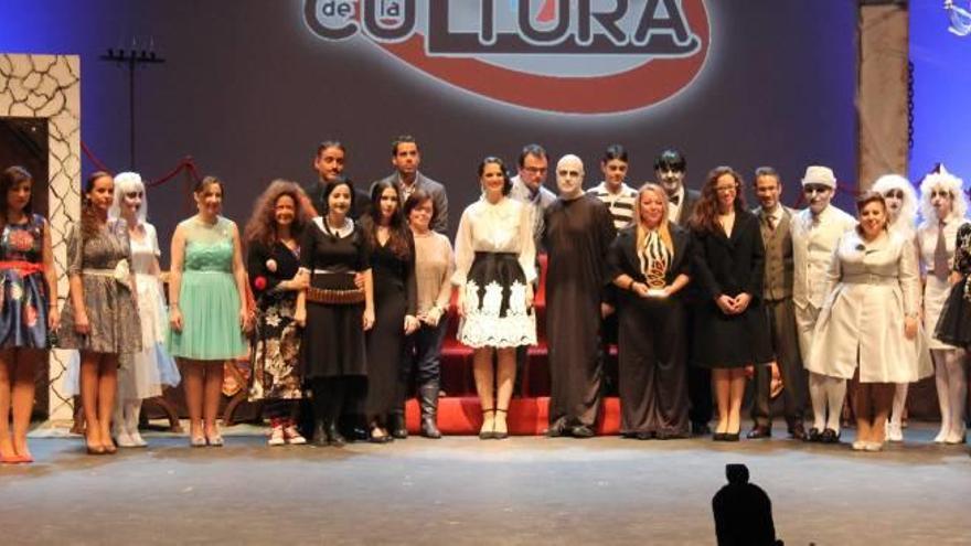 Torrent premia al teatro fallero nacido en los casales