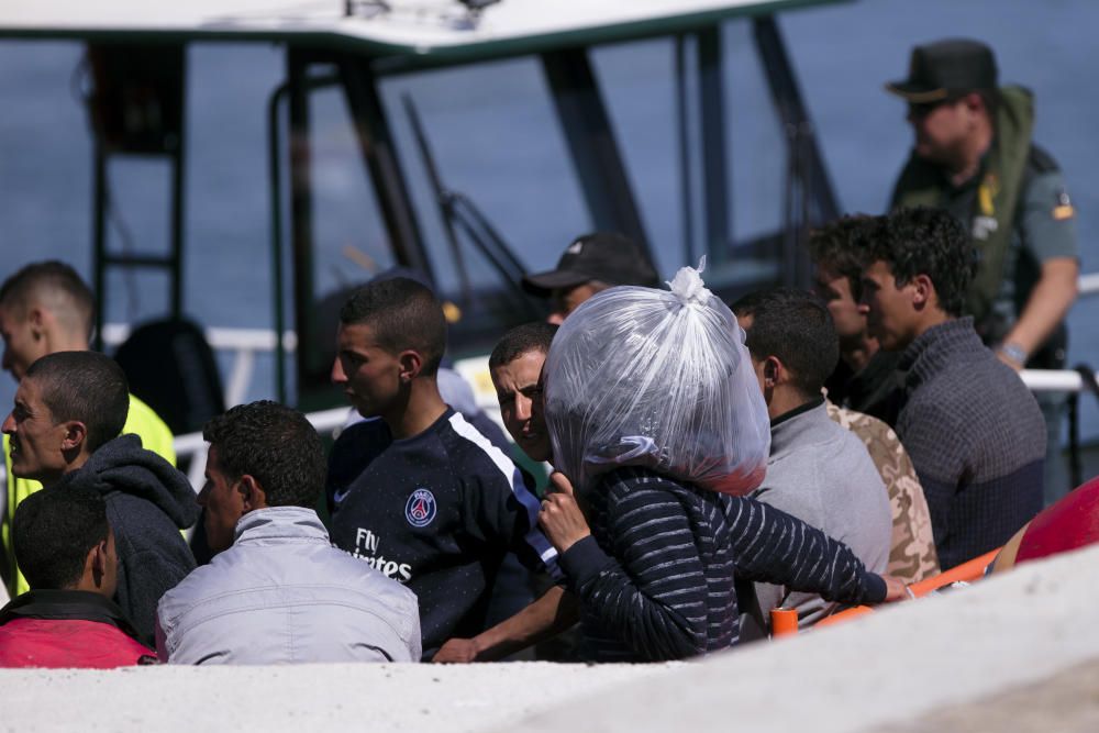 LLEGA AL PUERTO DE MÁLAGA UNA PATERA CON 26 ...