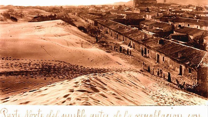 Las dunas enterraron más de una manzana del casco urbano de Guardamar del Segura antes de que se reforestaran con pinos. Imagen de principios del siglo XX