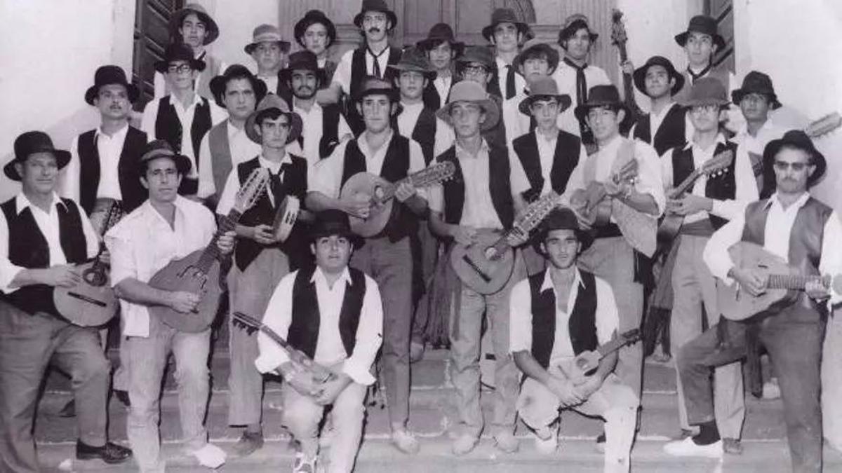 Con el grupo que formó a principios de los 70 en Teror, Los Roneros, que se presentó en agosto del 71 con un dibujo del inolvidable Cho Juá, de Eduardo Millares Sall.