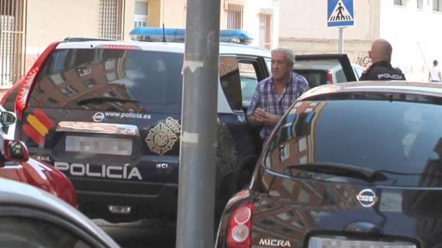 El detenido por matar a su hijo en Paterna a su llegada al domicilio para la reconstrucción.