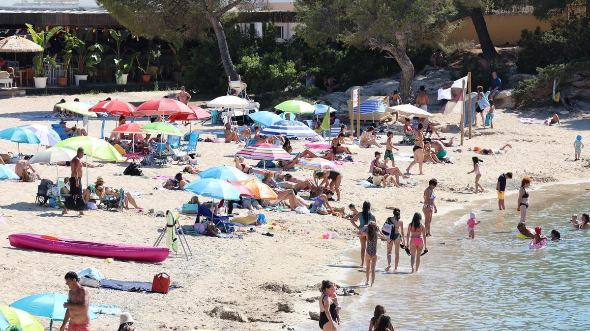 Turistas en el arenal de Port des Torrent.