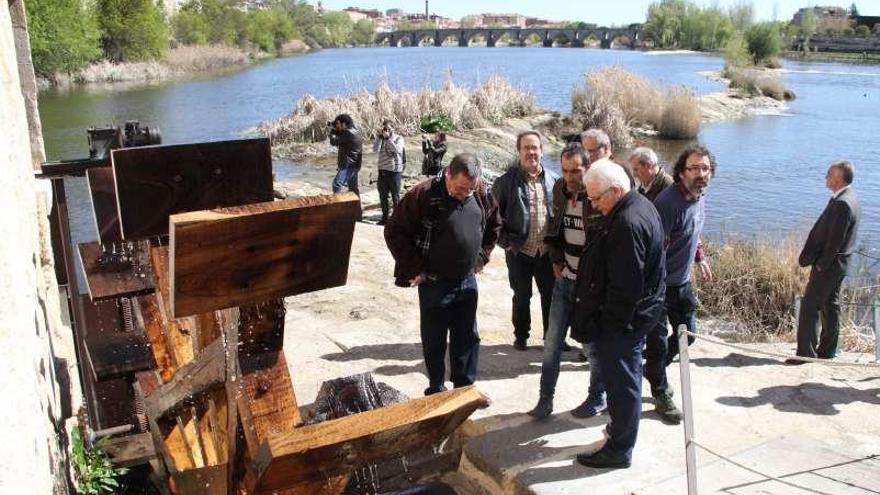 Las autoridades, en las aceñas de Olivares.