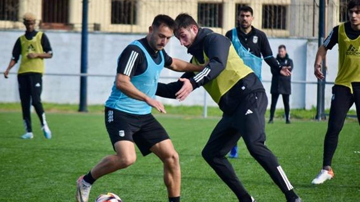 El Badajoz, entrenando en césped artificial.