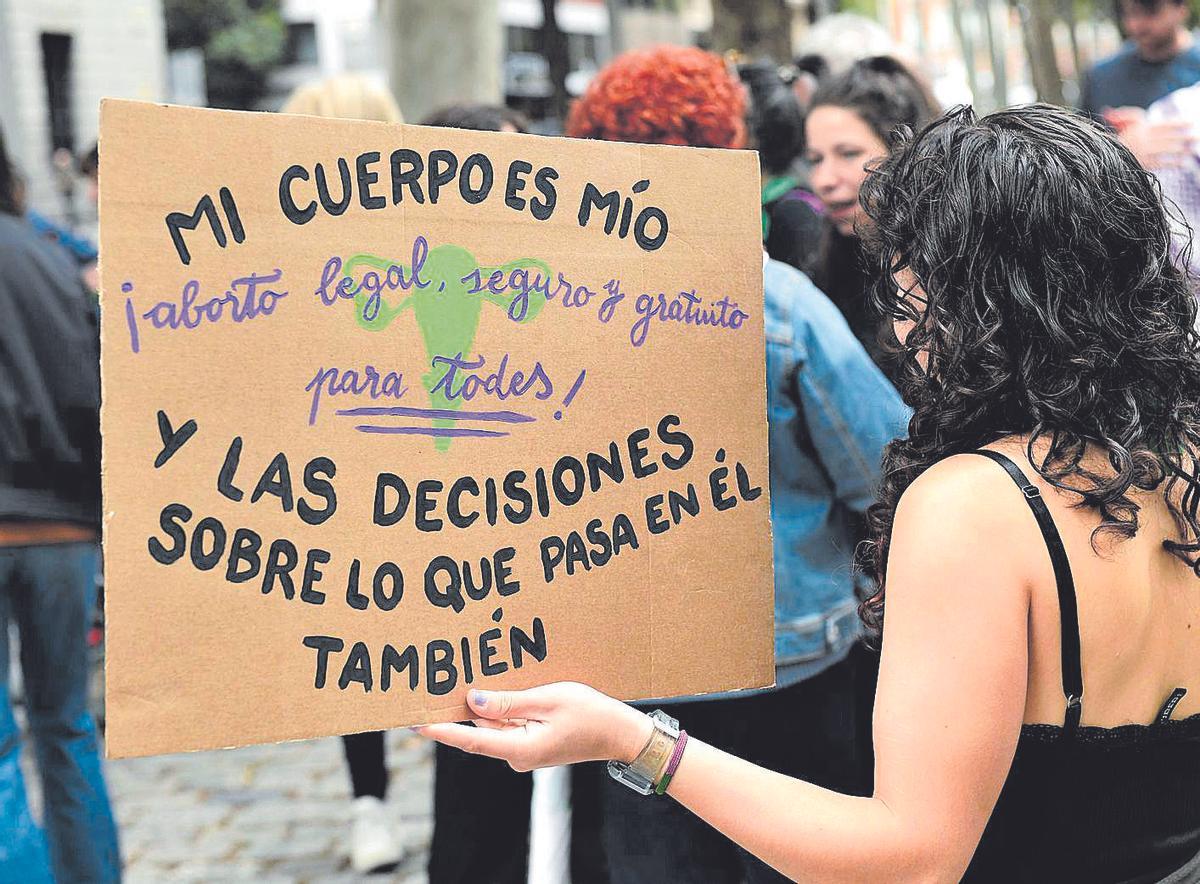 Una mujer durante una manifestación para exigir el derecho al aborto libre.