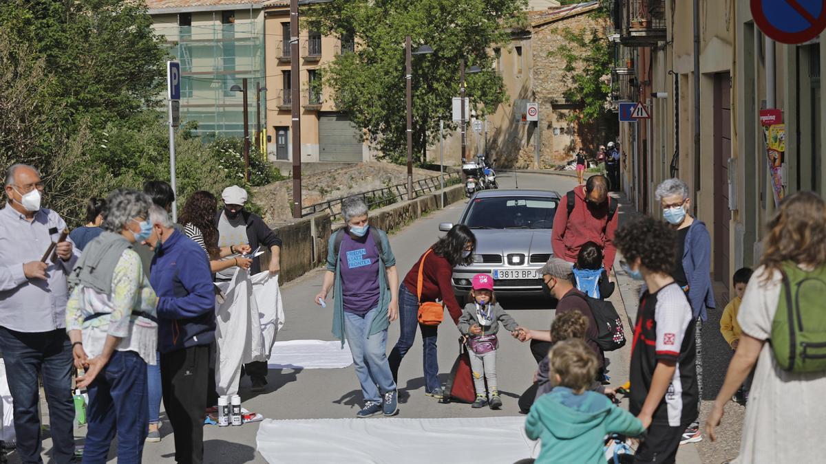 Protesta dels veïns del barri de Sant Daniel que reclamen un pla de mobilitat per viure «amb seguretat»