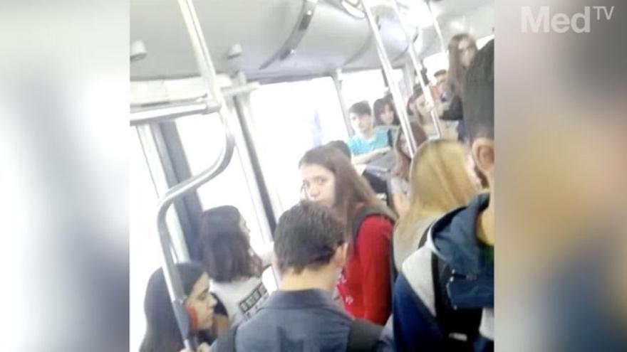 Los universitarios alertan de que el bus a la Uji está masificado