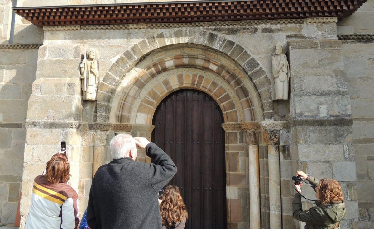 Turistas contemplan y fotografian la portada de la iglesia de Santa Marta de Tera, en una foto de archivo. | L. O. Z.