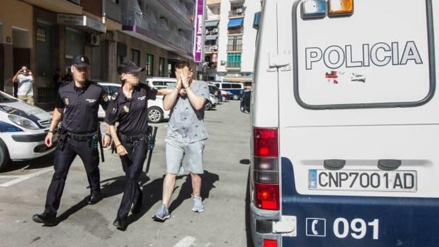 Momento en que la Policía Nacional de Benidorm traslada ayer al fugitivo italiano.