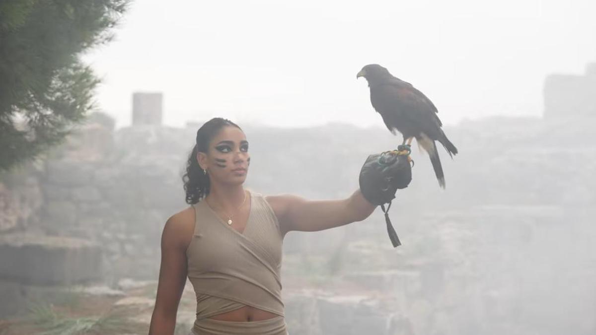 Una de las guerreras en el anuncio con un águila.