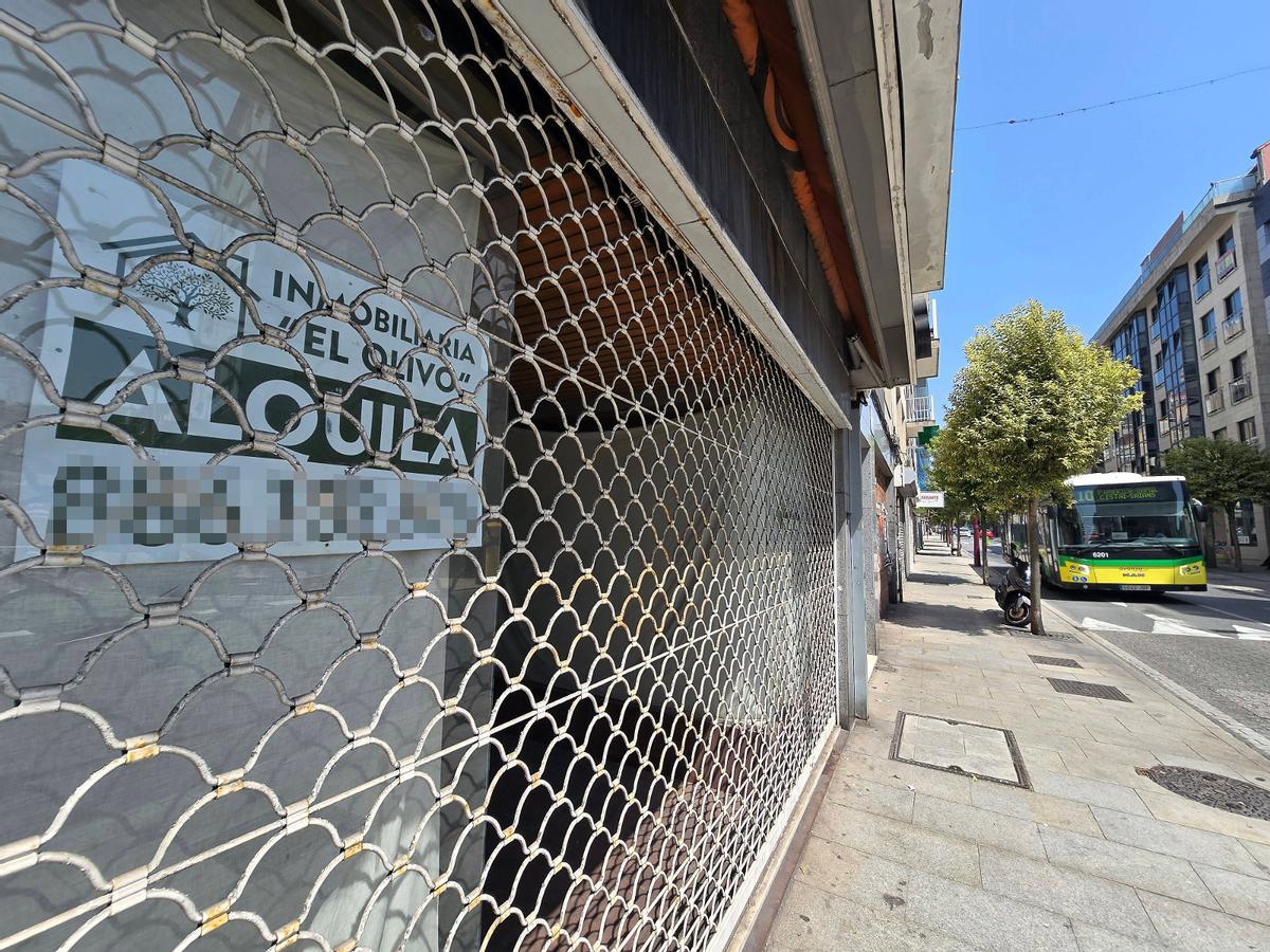 Bajo comercial con un cartel de «Se alquila» en Teis.