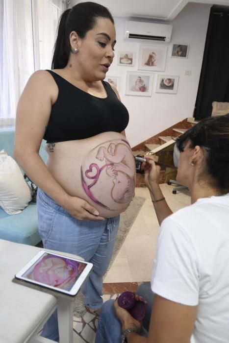 21-06-19 TELDE. SEDE LA LUNA DE NEPTUNO. LAS PALMAS DE GRAN CANARIA. Reportaje a una artista que pinta barrigas de embarazada. Fotos: Juan Castro.  | 21/06/2019 | Fotógrafo: Juan Carlos Castro