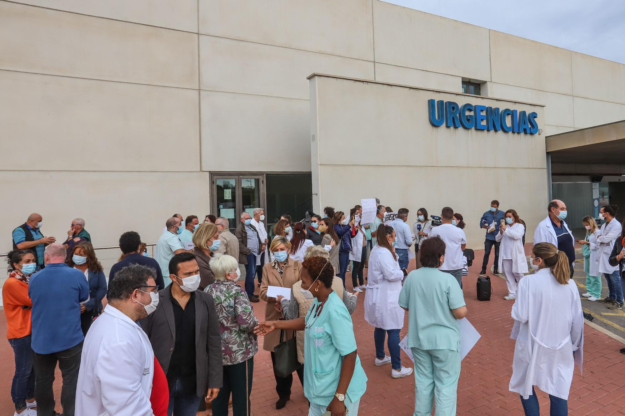 Protesta de los médicos sin MIR a las puertas del Hospital Universitario de Torrevieja