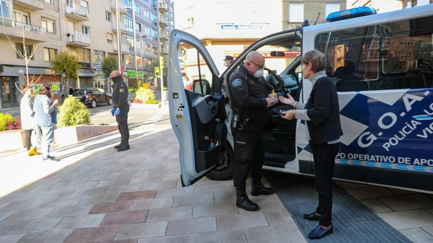 Agentes de la Policía Nacional controlando a la gente que sale a la calle en Vigo durante el estado de alarma. //R. Grobas