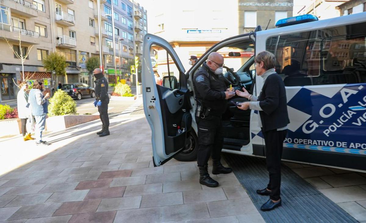 Agentes de la Policía Nacional controlando a la gente que sale a la calle en Vigo durante el estado de alarma. //R. Grobas