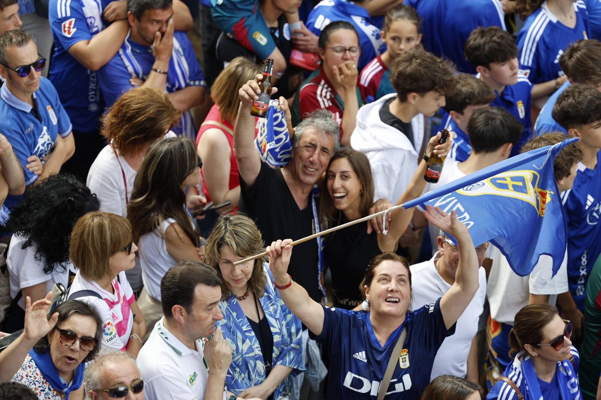 Locura azul en las calles de Oviedo para celebrar el ascenso del equipo a Primera División