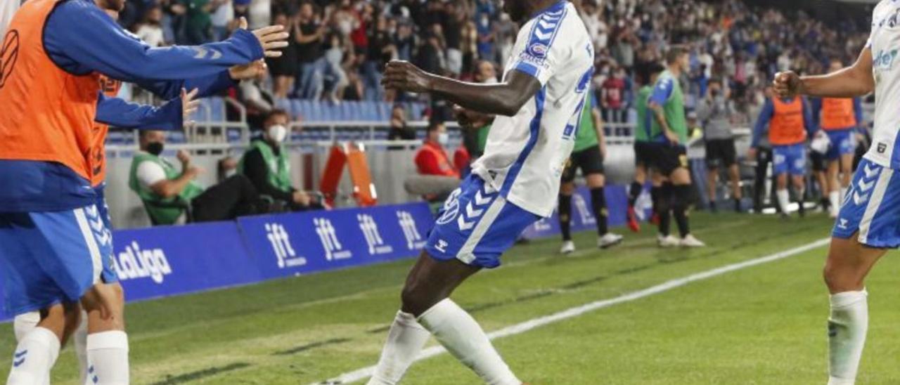 Apeh celebra su gol del domingo.