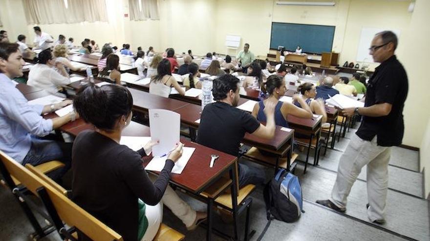 Profesores hacen las pruebas escritas en unas recientes oposiciones docentes.