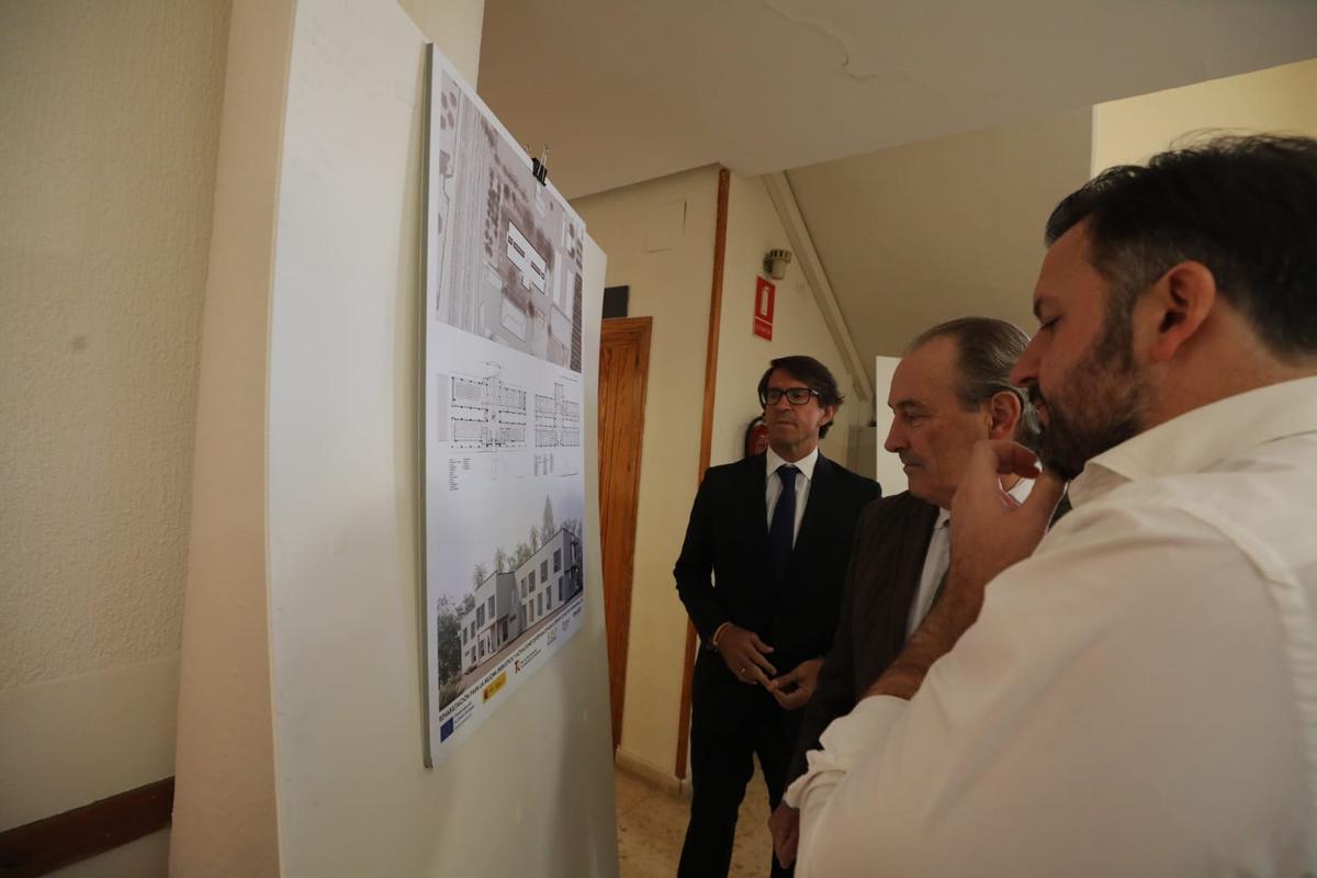 El conseller José Luis Aguirre observa los planos de cómo quedará el edificio