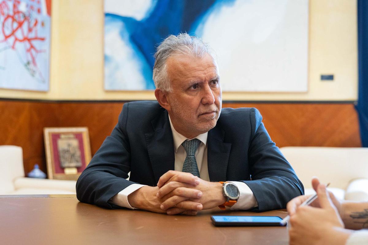 El ministro Ángel Víctor Torres, este martes en Zaragoza durante la entrevista.