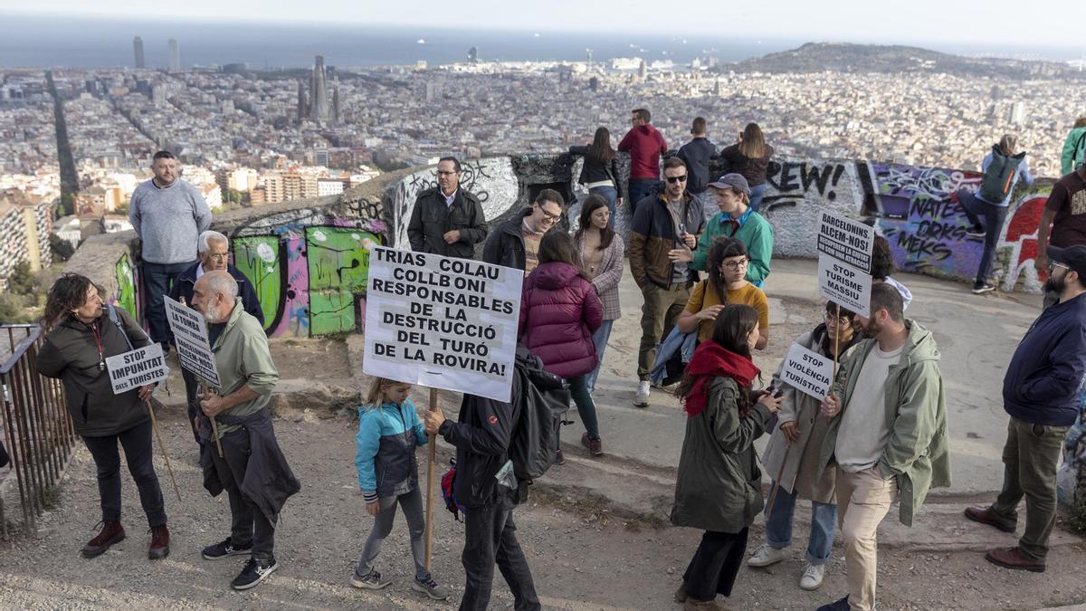 Manifestación contra el turismo en los búnkeres del Turó de la Rovira