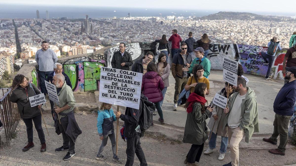 El Carmel clama contra el turisme per rescatar els búnquers: «Ens han robat el barri»