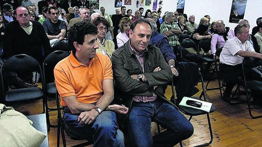 Jesús Gutiérrez y Manuel Ángel Fernández Galán, portavoz municipal, en la asamblea de ayer.