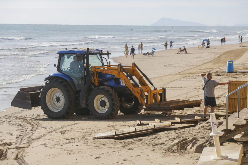 La tormenta destroza y engulle las playas de Valencia