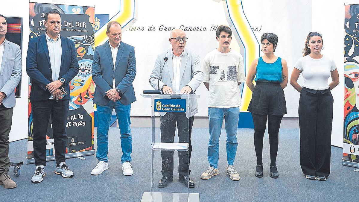El presidente insular Antonio Morales junto al alcalde de Agüimes, Óscar Hernández, y algunos de los promotores de las obras teatrales