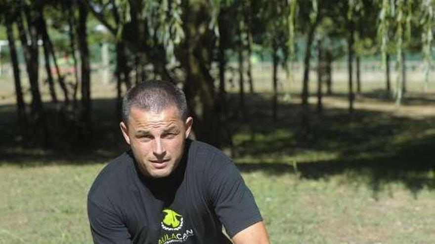 Óscar Martínez, ayer, con un perro. / carlos pardellas