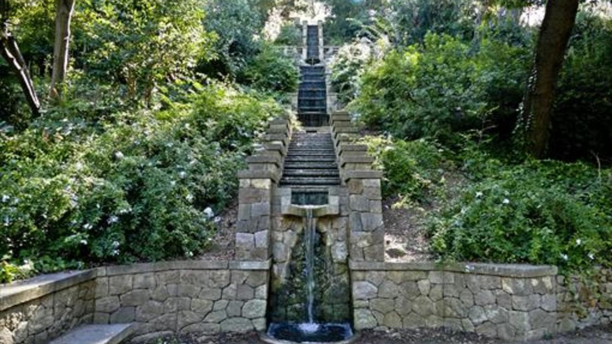 Una de las fuentes de los jardines de Laribal, en Montjuïc, ayer.