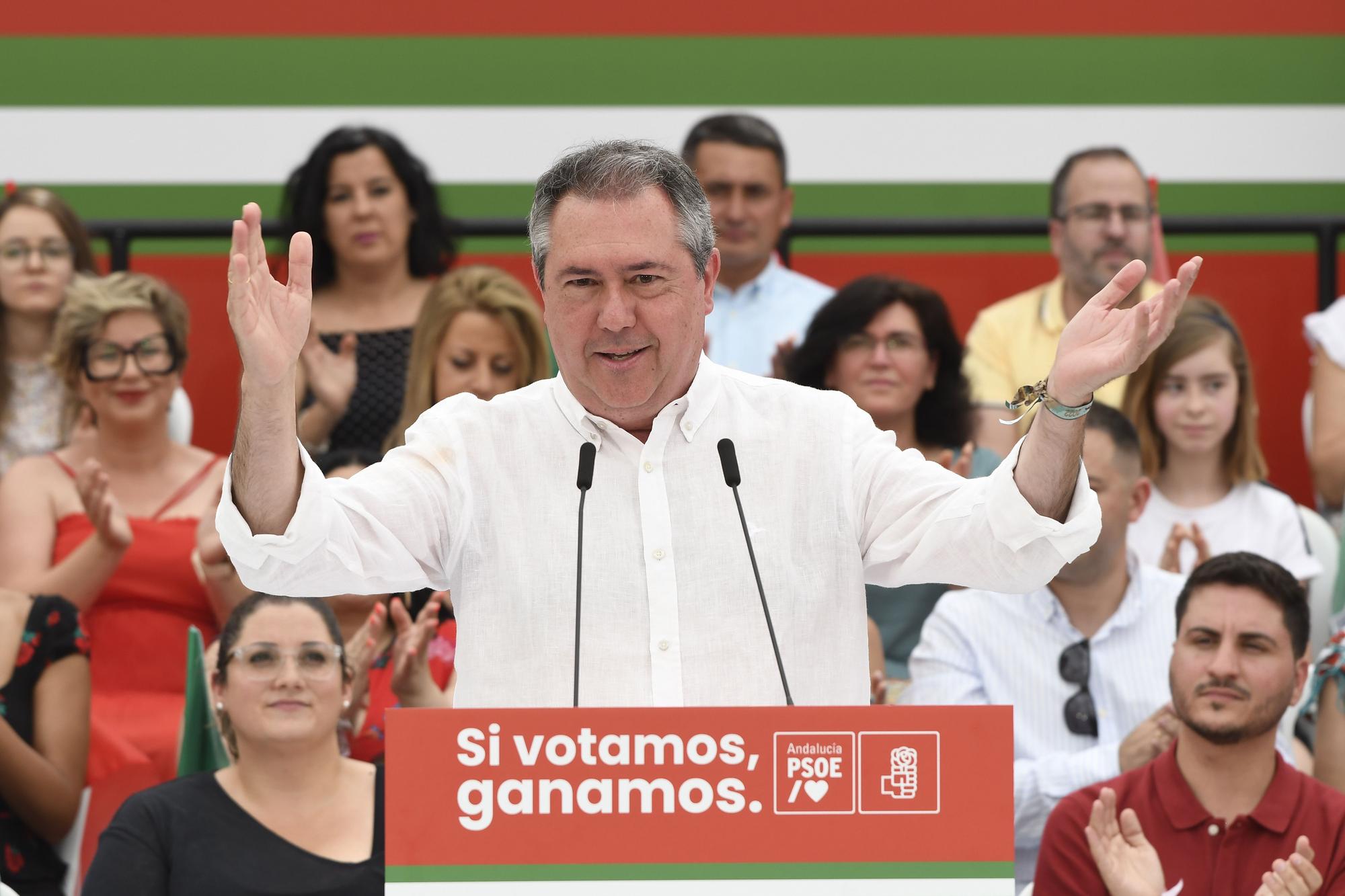 El candidato socialista a la Junta de Andalucía, Juan Espadas, durante su intervención en un acto público dentro de la campaña electoral en Cuevas de Almanzora (Almería).