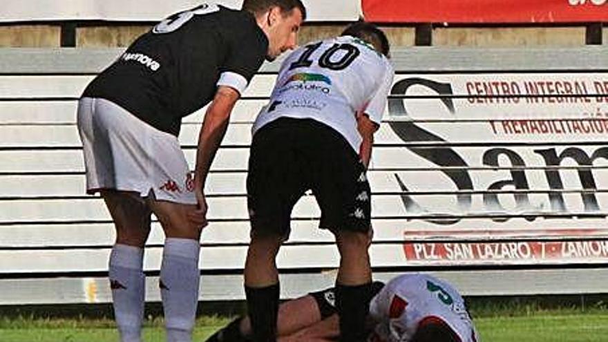 Perrini se queja en el suelo de un fuerte dolor en la rodilla izquierda.