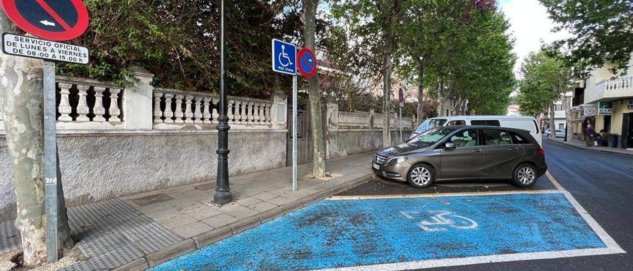 Plaza para personas con movilidad reducida en el casco de Santa Brígida.