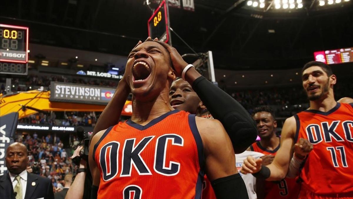 Russell Westbrook celebra la victoria ante los Nuggets con un triple sobre la bocina