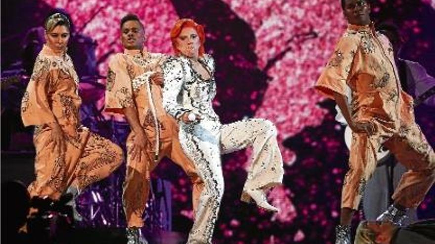 Lady Gaga es va ocupar d&#039;homenatjar David Bowie interpretant tres dels seus grans èxits.