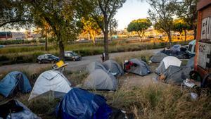 Barcelona 3/12/2025 Sociedad Reportaje sobre las personas sin hogar acampadas en la Zona Franca. - Zona de tiendas de campaña donde vive gente sin hogar en la Zona Franca. AUTOR:JORDI OTIX