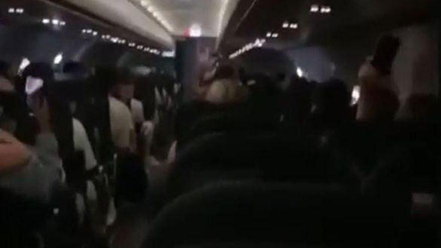 Flug nach Ibiza eskaliert – Passagierin berichtet von chaotischen Szenen an Bord