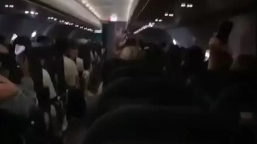 Flug nach Ibiza eskaliert – Passagierin berichtet von chaotischen Szenen an Bord