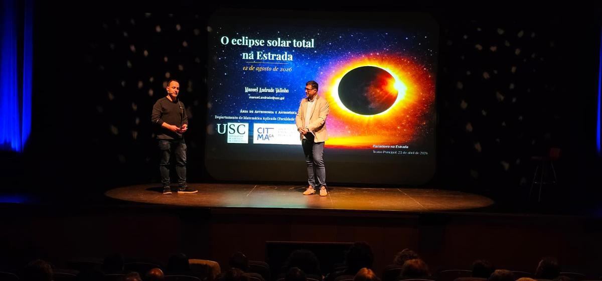 Manuel Andrade, a esquerda, durante a conferencia deste xoves no Teatro Principal da Estrada.