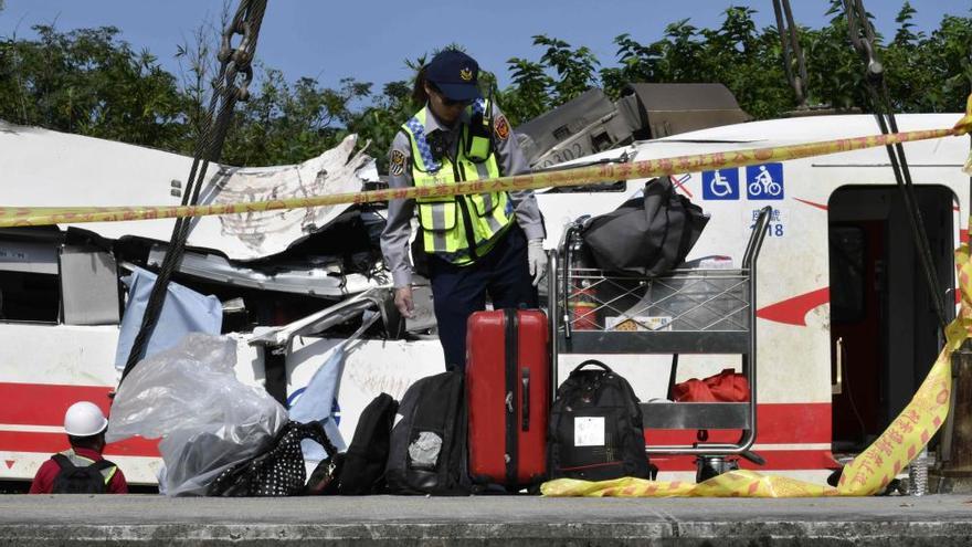 Al menos 18 muertos al descarrilar un tren en Taiwán