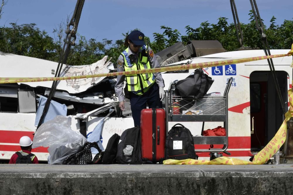 Al menos 18 muertos al descarrilar un tren en Taiwán