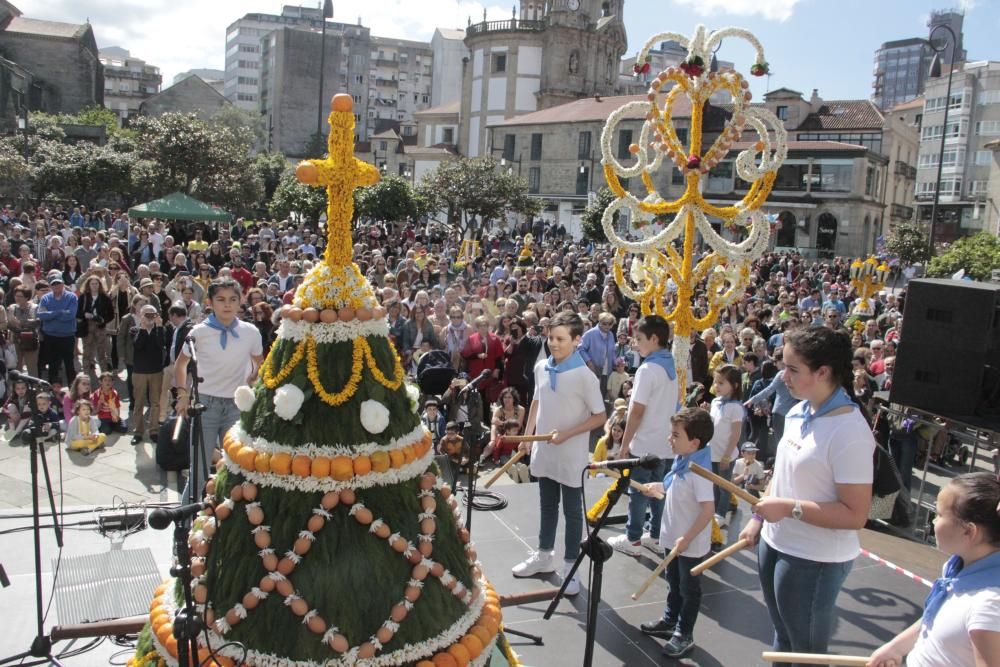 Cantos, humor y flores en los "maios" de Pontevedra